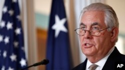 លោក Rex Tillerson រដ្ឋ​មន្ត្រី​ការបរទេស​ស.រ.អា.​ថ្លែង​អំពី​បញ្ហា​ប្រទេស​កាតា​នៅ​ក្រសួង​ការបរទេស​ក្នុង​រដ្ឋធានី​វ៉ាស៊ីនតោន កាលពី​ថ្ងៃទី៩ ខែមិថុនា​ ឆ្នាំ២០១៧។