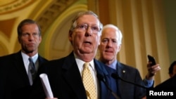 Pemimpin senat AS dari partai Republik, Mitch McConnell, memberikan keterangan kepada wartawan di Gedung Capitol, Washington DC (Foto: dok).