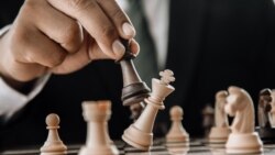 په ټولنیزو رسنیو کې ځینو افغانانو د طالبانو په حکومت انتقاد کړی چې د شطرنج لوبې په اړه یې درک سم نه دی او دا لوبه «قمار» بولي.