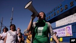 Des femmes manifestant devant un tribunal à San Salvador pour la libération de détenues qui purgent de longues peines de prison pour des avortements présumés, Salvador, 13 décembre 2017.