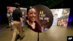 Para pencari kerja masuk ke acara "Opportunity Fair dan Forum" di Dallas, 19 Mei 2017. (AP Photo/LM Otero, File).