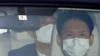 PM Jepang Shinzo Abe tiba di Rumah Sakit Keio University, 24 Agustus 2020, di tengah spekulasi tentang kesehatannya. (Foto: Kyodo).