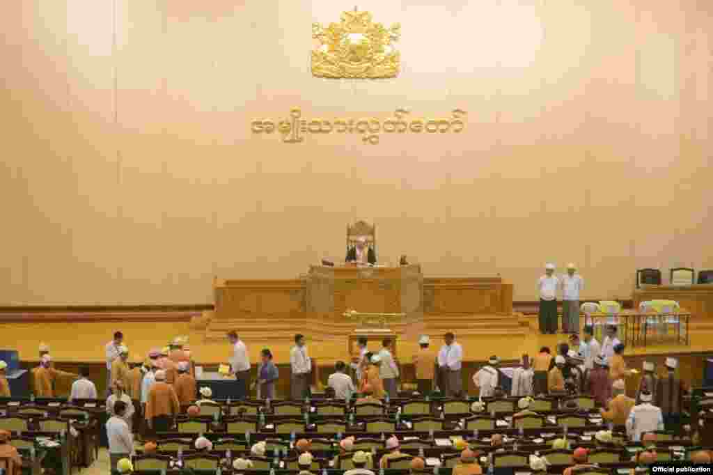 ရွေးကောက်ခံအမျိုးသားလွှတ်တော် ကိုယ်စားလှယ်များ အစုအဖွဲ့ ဒုတိယသမ္မတရွေးချယ်တင်မြှောက်ခြင်းကို အမျိုးသားလွှတ်တော် ဥက္ကဋ္ဌ မန်းဝင်းခိုင်သန်း က ကြီးကြပ်ဆောင်ရွက်ပြီး လွှတ်တော်ကိုယ်စားလှယ်များ မဲပေး။