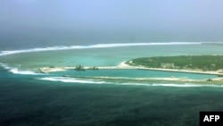 Foto udara kota Sansha di pulau Yongxing, yang juga dikenal sebagai Pulau Woody, bagian dari kepulauan Paracel provinsi Hainan, 27 Juli 2012 (Foto: dok). 
