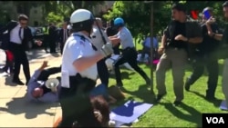 Dogarawan shugaban Turkiyya na dukan masu zanga-zanga a Amurka. 