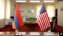 Հայաստանի ու ԱՄն-ի դրոշներ
