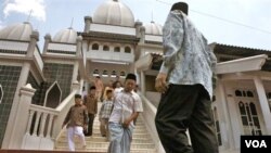 Jemaah Ahmadiyah keluar dari Masjid An-Nur usai sholat Jum'at di desa Manislor, Kuningan, Jawa Barat (foto: dok).