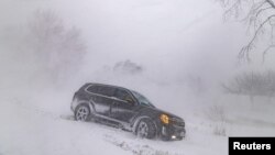 Auotmobil koji je skliznuo sa puta za vreme oluje u Vejnflitu u Ontariju u Kanadi, 24. decembra 2022.
