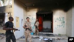 Des militaires libyens montent la garde devant un des bâtiments du consulat américain brûlés lors d’une attaque meurtrière à Benghazi, 11 septembre 2012. (AP Photo / Mohammad Hannon)