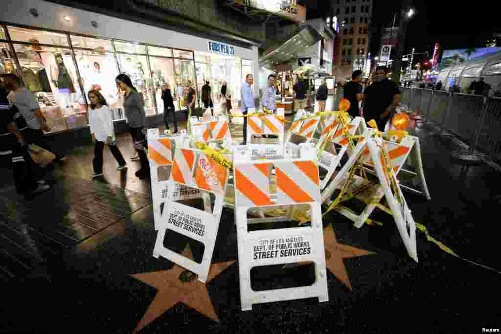 Lantai Hollywood Walk of Fame bertulisan "Donald Trump" dipasangi barikade agar tidak dirusak demonstran anti-Trump di Los Angeles, California.