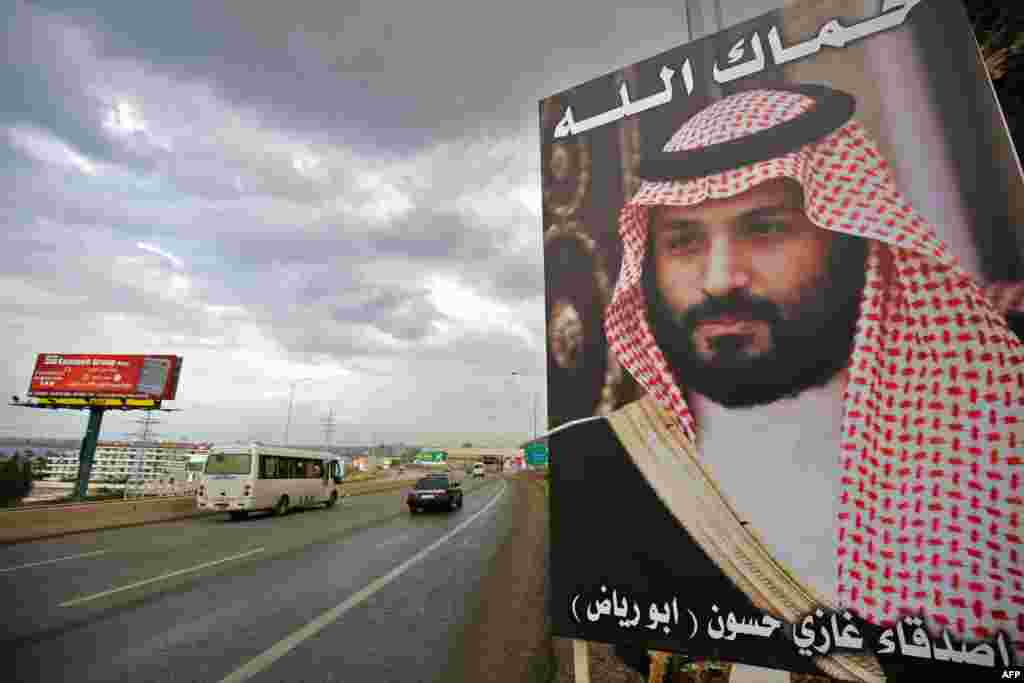 Fasta na Yarima Mohammed bin Salman mai jiran gadon sarautar Sa'udiyya a jikin allon da aka rubuta "Allah Ya kare ka" da larabci a kan wata hanya a kasar Lebanon.