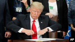 Le président Donald Trump dans le bureau ovale, le 25 janvier 2017.
