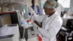Wata ma'aikaciya tana gwada jini da a dakin binciken kwakwa