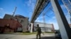 Російський військовослужбовець на території Запорізької атомної електростанції. AP Photo