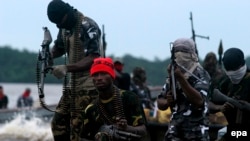 Des combattants du Mouvement pour l'émancipation du Delta du Niger (MEND) patrouillent près de l'usine de GNL dans la riche région pétrolière du delta du Niger, au Nigeria, 18 septembre 2008. epa/ GEORGE Esiri