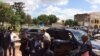 L'opposant politique Antoine-Gabriel Kyungu wa Kumwanza arrive au Palais de Justice de Lubumbashi, en RDC, le 5 janvier 2017. (VOA/Narval Mabila)