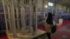 Seorang pelajar memperhatikan sentrifus buatan Iran yang dipamerkan dalam acara pencapaian nuklir nasional di Teheran, 8 Februari 2023. (Foto: AP)