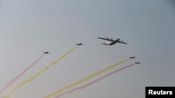 Des avions militaires survolent la capitale de la Birmanie, Naypyitaw, le 27 mars 2017.