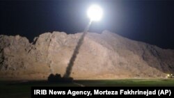 FILE - Sebuah rudal ditembakkan dari kota Kermanshah, di Iran barat, yang menargetkan kelompok negara Islam di Suriah, 19 Juni 2017. 