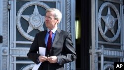 Dubes Inggris di Rusia, Laurie Bristow, bersiap-siap untuk pergi setelah sebuah pertemuan di kementrian luar negeri Rusia di Moskow, Rusia tanggal 30 Maret 2018 (foto: AP Photo/Pavel Golovkin)