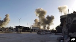 Dalam foto yang dirilis oleh Pertahanan Sipil Suriah Helm Putih, yang telah dibuktikan keasliannya berdasarkan isi berita dan laporan AP lainnya, menunjukkan asap membumbung setelah serangan Pemerintah Suriah terhadap Kota Douma di wilayah timur Ghouta, di bagian timur Damaskus, Suriah, 7 April 2018.