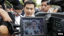 Perdana Menteri Thailand Abhisit Vejjajiva berbicara dengan pers ketika berkunjung ke daerah perbatasan dengan Kamboja (27/4).
