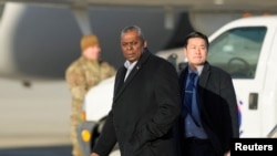 Menteri Pertahanan A.S. Lloyd Austin berjalan menuju helikopter setibanya di Pangkalan Udara Osan di Pyeongtaek, Korea Selatan 30 Januari 2023. (Lee Jin-man/Pool via REUTERS)