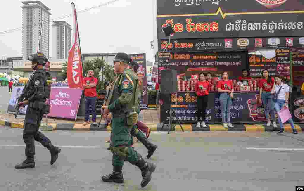 កងកម្លាំងប្រដាប់ដោយអាវុធ ដើរល្បាតដើម្បី«ការពារសណ្តាប់ធ្នាប់» ក្នុងពិធីបុណ្យអុំទូក ក្នុងរាជធានីភ្នំពេញកាលពីរសៀលថ្ងៃទី១០ ខែវិច្ឆិកា ឆ្នាំ២០១៩។ (ខាន់ សុគុំមនោ/VOA)