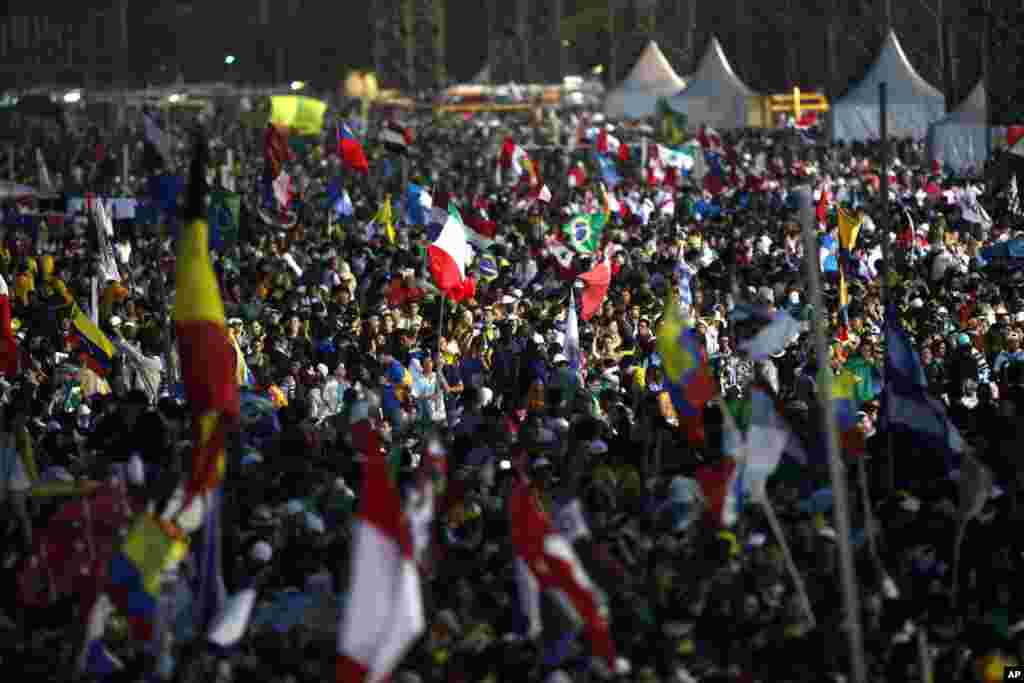 Thousands of young pilgrims gather on Copacabana Beach for a World Youth Day Mass in Rio de Janeiro, Brazil, July 23, 2013. 