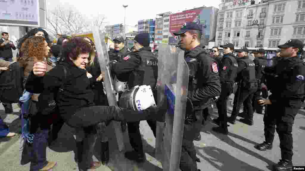 Para demonstran dihentikan polisi dalam sebuah protes menjelang Hari Perempuan Internasional di Istanbul, Turki (6/3).&nbsp;(Reuters/Osman Orsal)