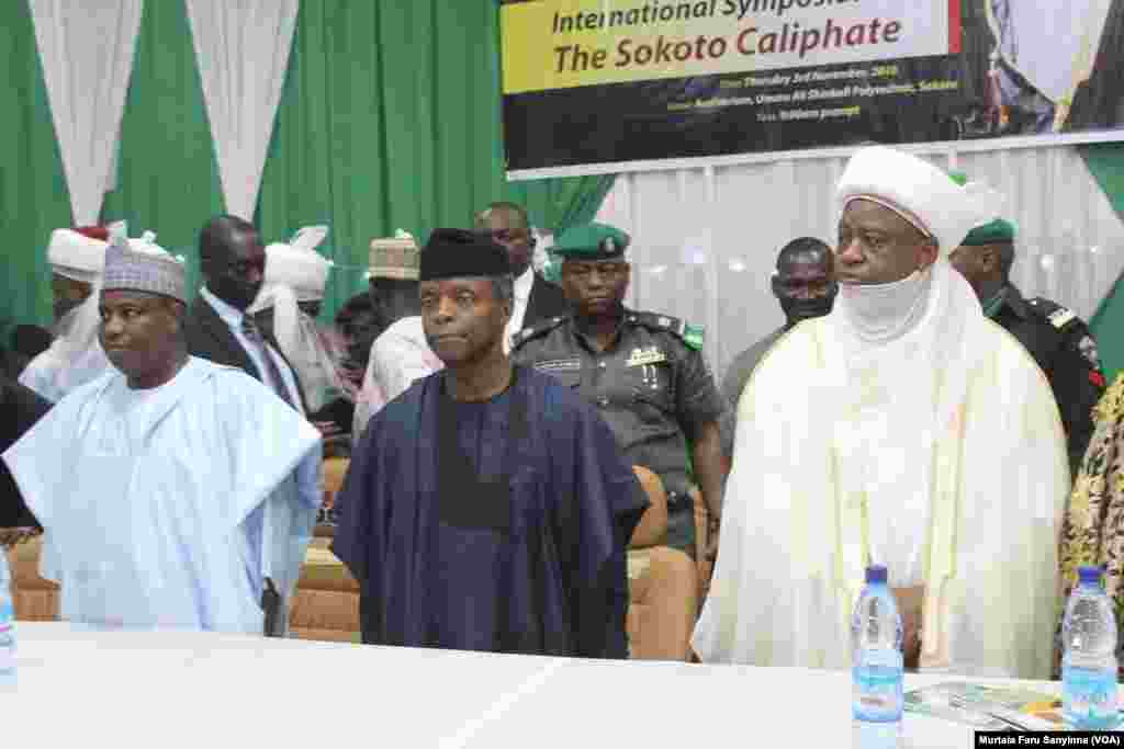 Cikin wannan hoton gwamnan Sokoto Waziri Aminu Tambuwal daga hagu sai mataimakin shugaban Najeriya Farfsa Yemi Osinbajo a tsakiya sai kuma Mai Mrtaba Sarkin Musulmi Muhammad Sa'ad Abubakar III