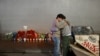 Sejumlah warga saling berpelukan di dekat memorial untuk mengenang para korban serangan di Bourbon Street, New Orleans, pada 2 Januari 2025. (Foto: AFP/Andrew Caballero-Reynolds)