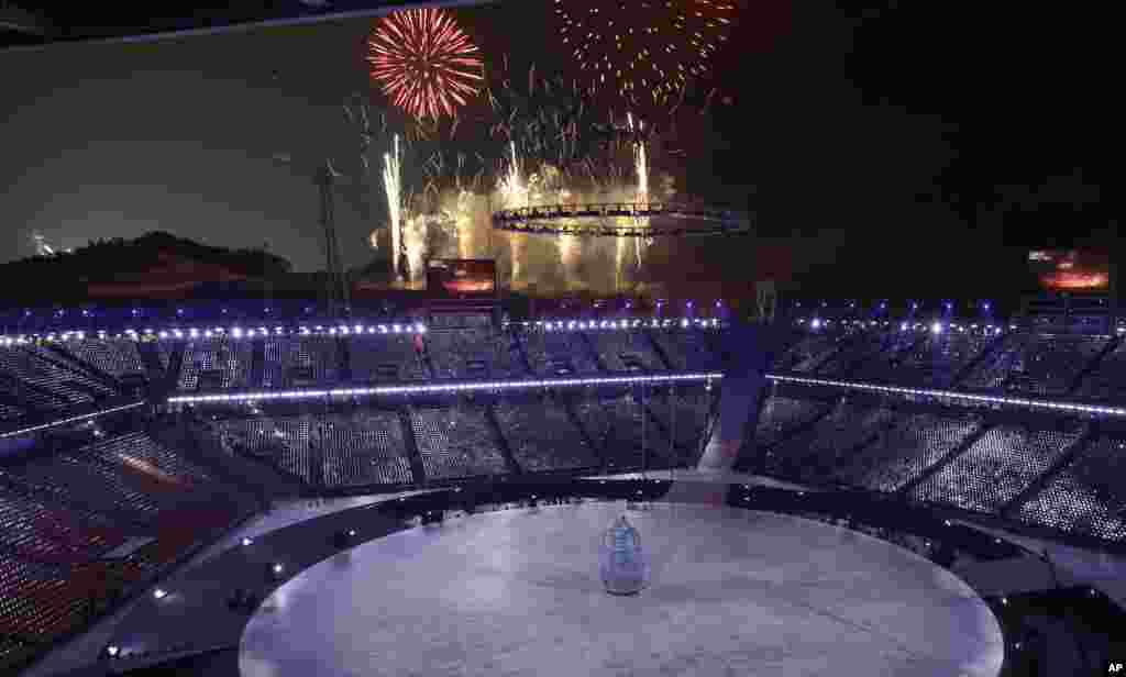 Показ феєрверків під час церемонії відкриття Зимових Олімпійських ігор 2018&nbsp;в Пхйончхані, Південна Корея, 9 лютого, 2018 &nbsp;