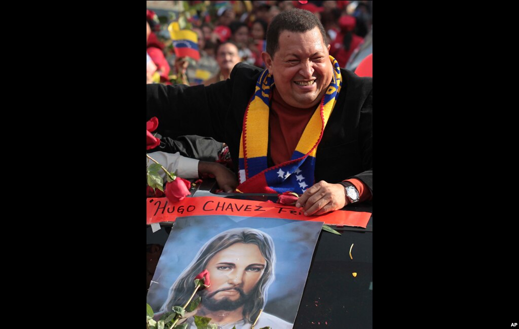 Chavez menyapa para pendukungnya dari karavan dalam perjalanan dari istana presiden Miraflores ke bandar udara Caracas, 24 Februari 2012.