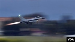 Pesawat tempur F-16 lepas landas dari pangkalan udara NATO di Sigonella, Italia untuk melakukan serangan ke Libya (21/3).