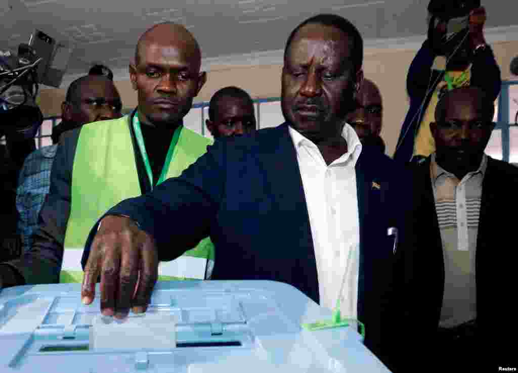 Shugaba yan adawan kasar Kenya Raila Odinga wanda yake neman shugabancin kasar a karkashin jami'iyyar NASA ya kada tashi kuri'ar a makarantar firamare dake Kibera, Nairobi. 