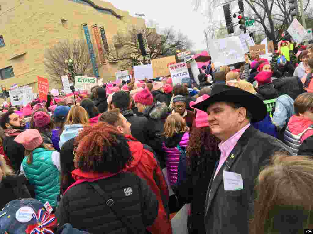 Para demonstran dalam protes massal Women's March di Washington, D.C. (21/1). (VOA/E. Cherneff)