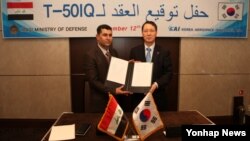 12일 한국이 이라크에 FA-50 24대를 수출하기로 합의한 뒤 KAI 장성섭 부사장(오른쪽)과 이라크 하템 아베드 국방부 계약담당이사가 서명한 계약서를 들고 기념촬영을 하고 있다.