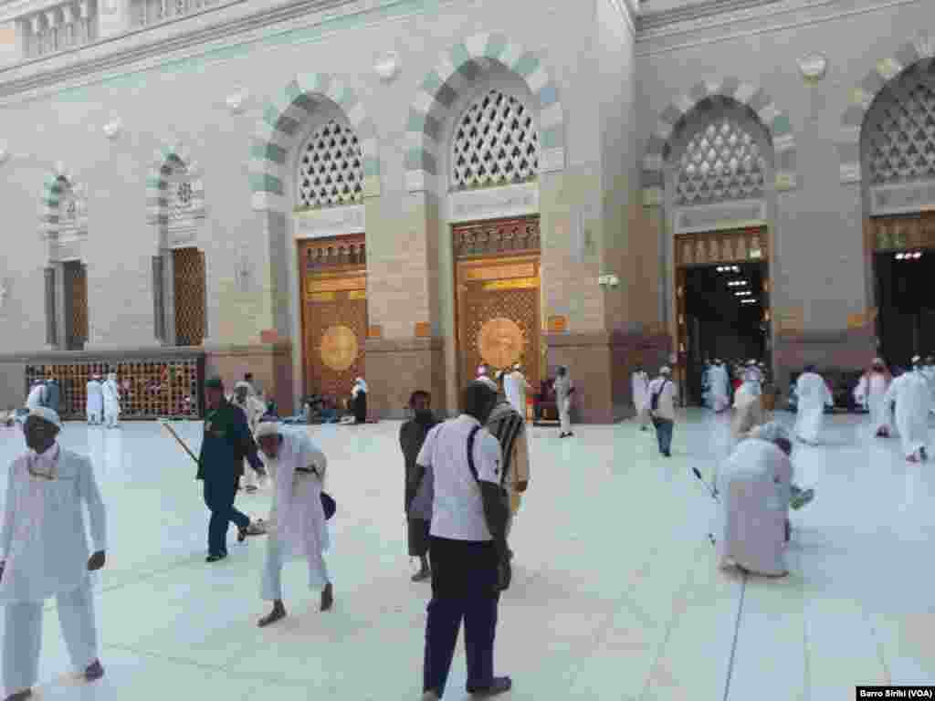 Dans la cour de la mosquée Al-Hara, Médine, le 6 août 2017. (VOA/Barro Siriki)