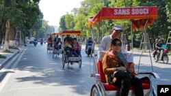 Wisatawan China naik becak bertamasya keliling kota Hanoi, Vietnam, 1 Desember 2016. (AP Photo/Tran Van Minh).