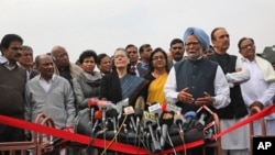 លោក Manmohan Singh (រូប​កណ្តាល) ថ្លែង​សេចក្តីថ្លែងការណ៍​មួយ កាលពី​ថ្ងៃទី២៧ ខែកុម្ភៈ ឆ្នាំ២០២០។