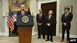 ԱՄՆ նախագահ Դոնալդ Թրամփը, Oracle-ի նախագահ Լարի Էլիսոնը, ճապոնական SoftBank-ի գործադիր տնօրեն Մասայոշի Սոնը և Open AI-ի գործադիր տնօրեն Սեմ Ալթմանը։ Սպիտակ տուն, Վաշինգտոն, հունվարի 21, 2025թ․։