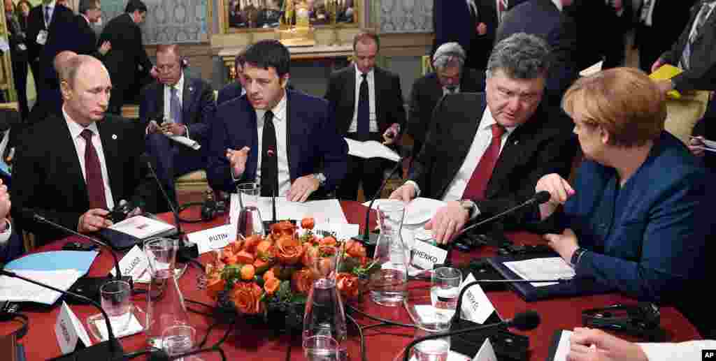 From left, Russian President Vladimir Putin, Italian Prime Minister Matteo Renzi, Ukraine's President Petro Poroshenko and German Chancellor Angela Merkel during a meeting on the sidelines of the ASEM summit of European and Asian leaders in Milan, Oct. 17, 2014