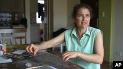 Lori Berenson di rumahnya di Lima, Peru saat masih menjalani hukuman tahanan rumah (foto: dok).